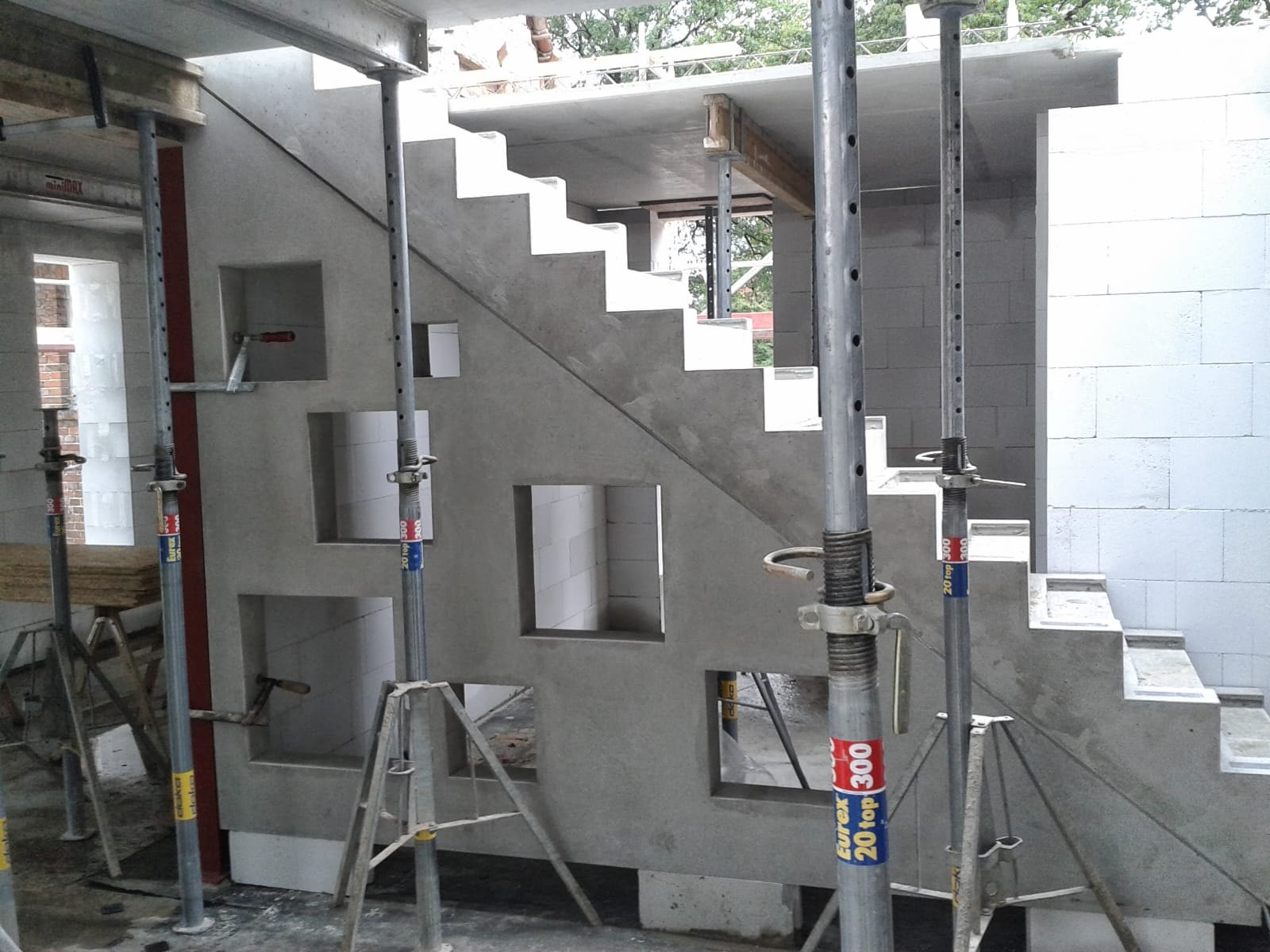 Treppe in Ortbeton mit Wandnischen