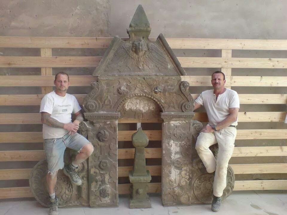 Restauriertes historisches Sandstein-Portal